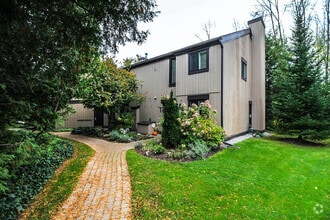 Building Photo - 110 Escarpment Crescent