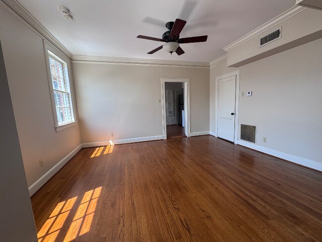 Foto del edificio - 317 W University Ave