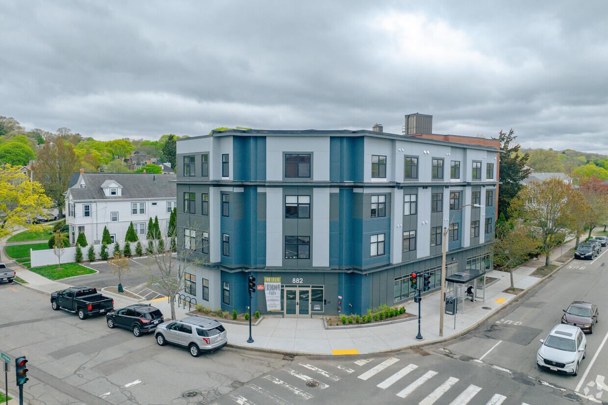 882 Massachusetts Avenue - 882 Massachusetts Ave