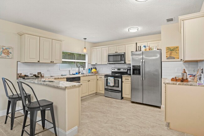 Building Photo - 232 SW Kimball Cir