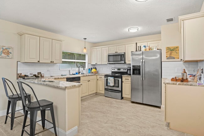 Building Photo - 232 SW Kimball Cir