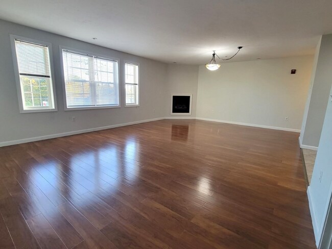 Building Photo - 70 Oak St Ext