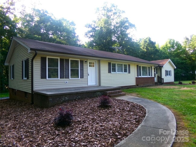 Building Photo - 1441 Gold Hill Rd E