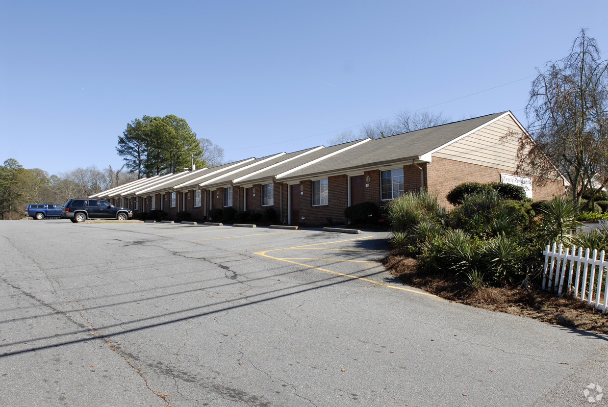 Building Photo - The Oasis Apartments