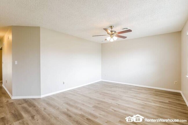 Building Photo - 2 Bed 1 Bath Side by Side Duplex For Rent!...