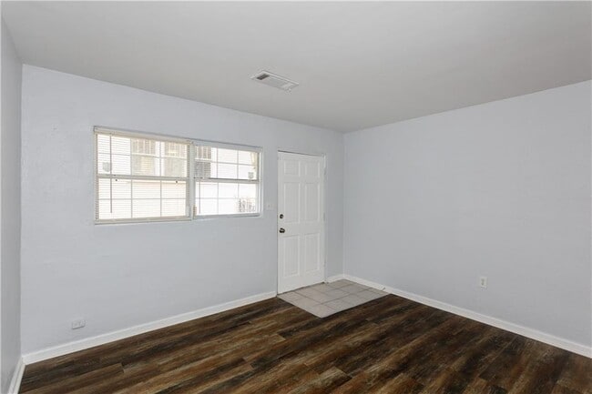 Building Photo - 560 Winton Terrace NE