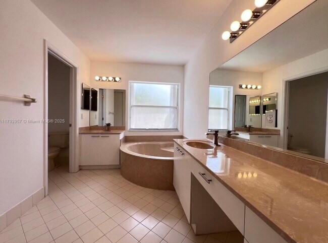 Foto del edificio - 725 NW 156th Ave