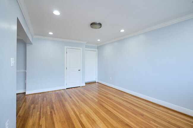 Building Photo - 2832 Hartford St SE