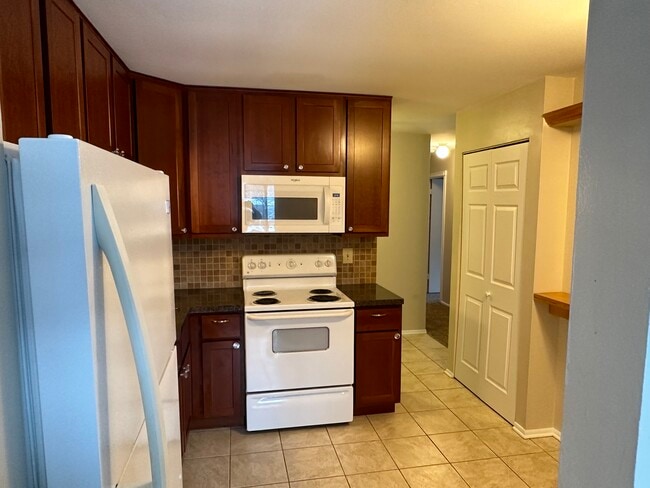 Building Photo - 2300 Beau Monde Ln