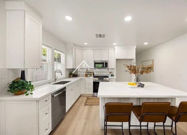 Building Photo - Updated 3bd/2ba Sacramento Home