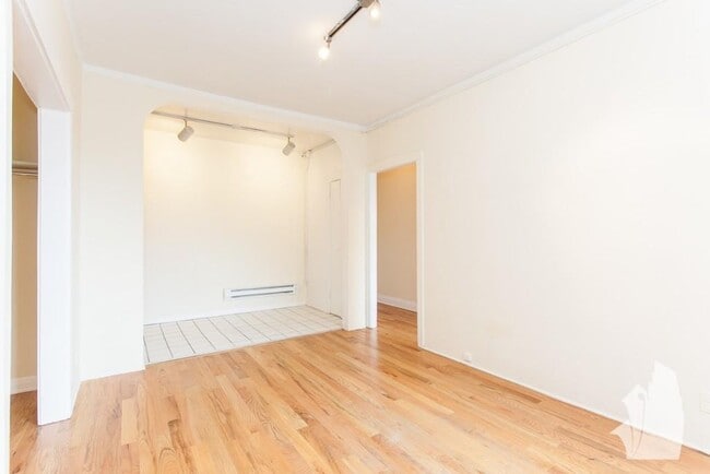 Building Photo - 516 W Melrose