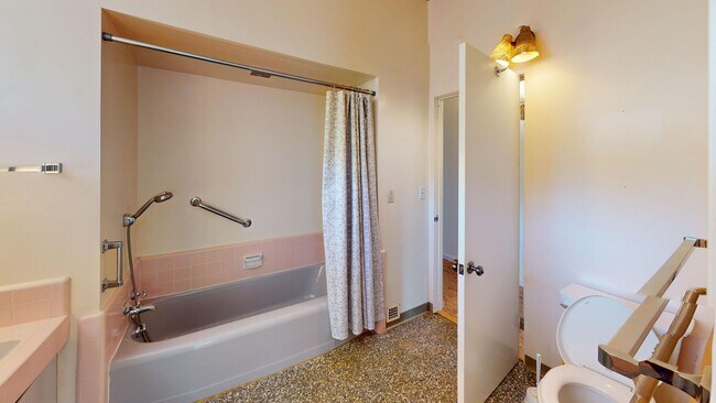 Foto del edificio - 3 Bed, 2 Bathroom home with large enclosed...