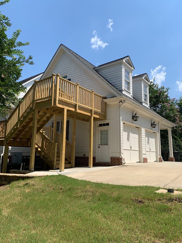 Carriage House Apartment - 1840 Vermack Ct