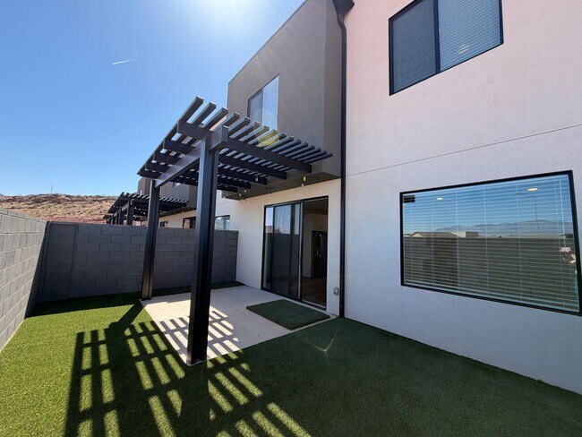 Building Photo - BRAND NEW TOWNHOME FOR RENT BY CRIMSON CLIFFS!