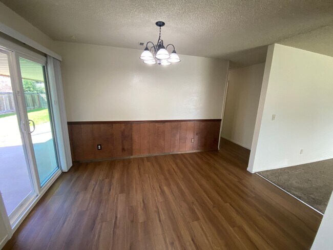 Building Photo - Spacious SW Visalia Home Available Now!