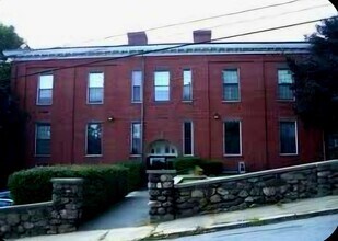 Building Photo - 40 School St