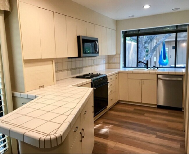 Building Photo - Beautiful 3BD/2BA Home with Landscaped Oas...