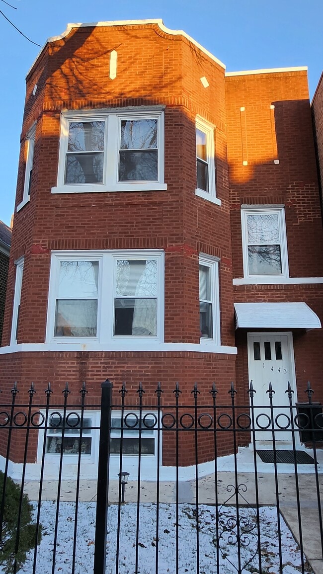 Building Photo - 1443 N Hamlin Ave