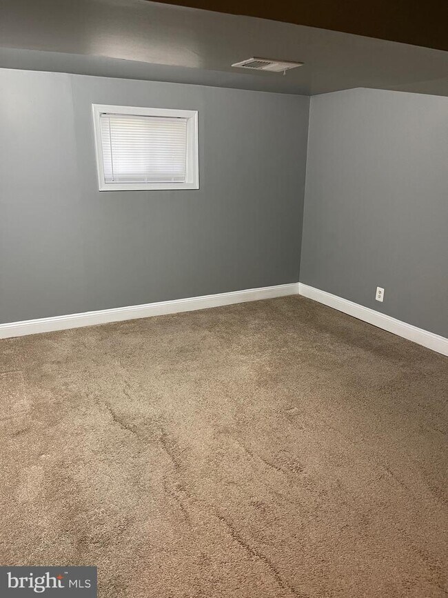 Building Photo - 9211 Utica Pl