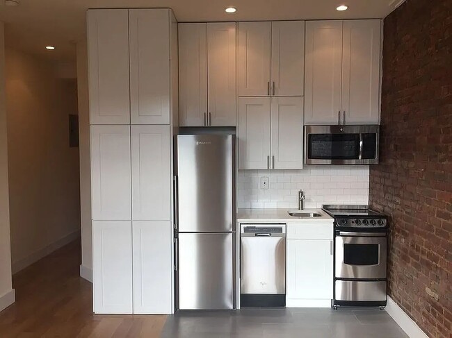 Building Photo - 7 Carmine St