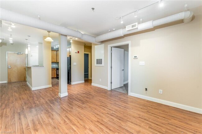 Foto del edificio - 220 W Market St