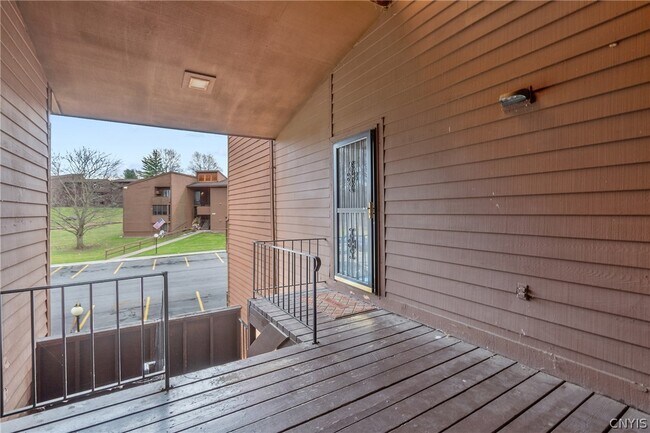 Foto del edificio - 327 Village Blvd N