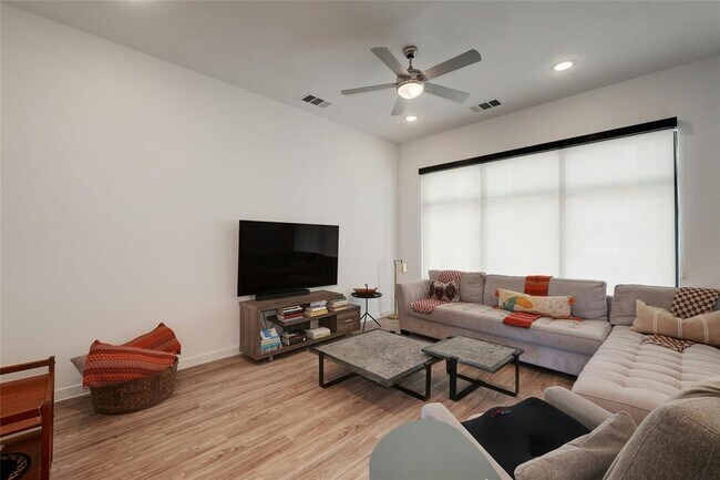 Foto del edificio - 4901 Springdale Rd