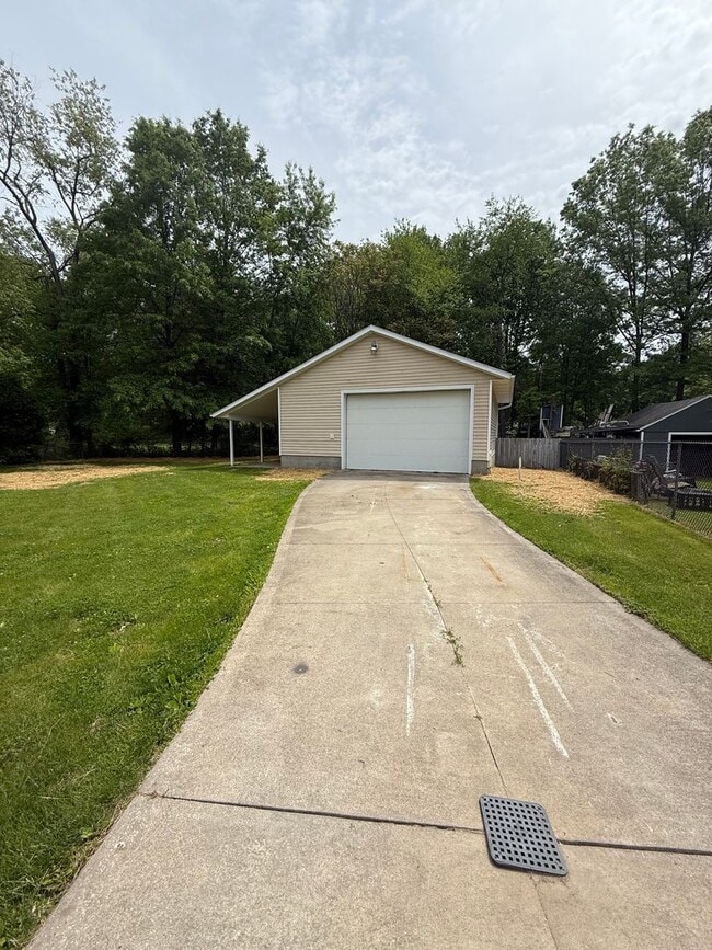 Building Photo - 4br, 2ba home with two large garages