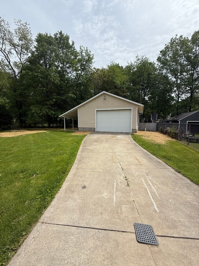 Foto del edificio - 4br, 2ba home with two large garages