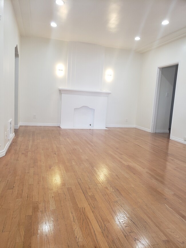Large Living Room - 4192 6th Ave