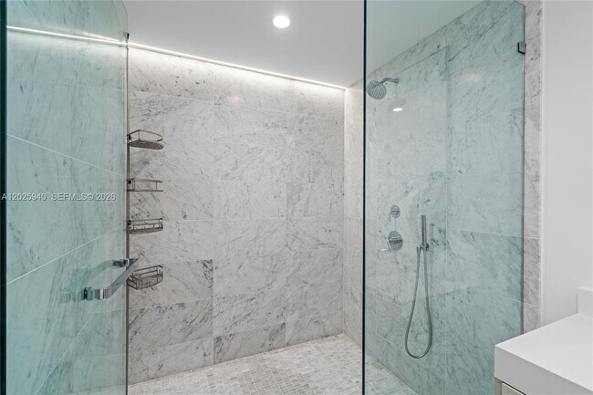 Foto del edificio - 9221 E Bay Harbor Dr