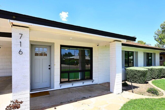 Foto del edificio - 716 W 11th St