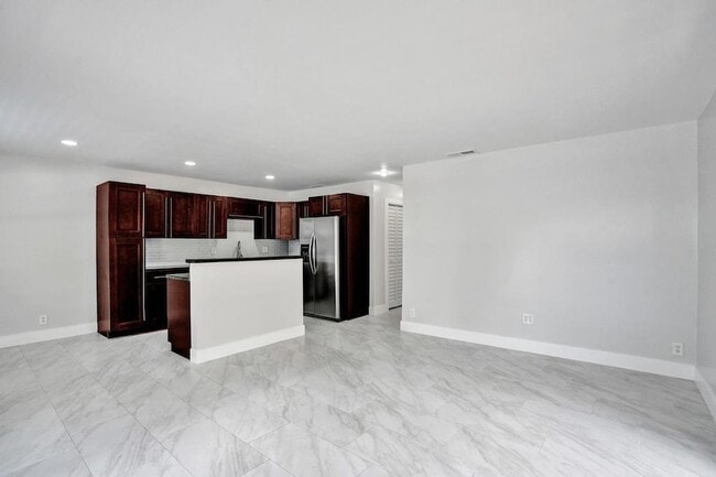 Building Photo - 800 SW 12th Ct