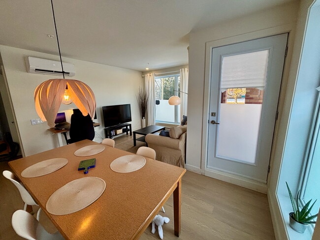 Building Photo - 860 Av De Vimy