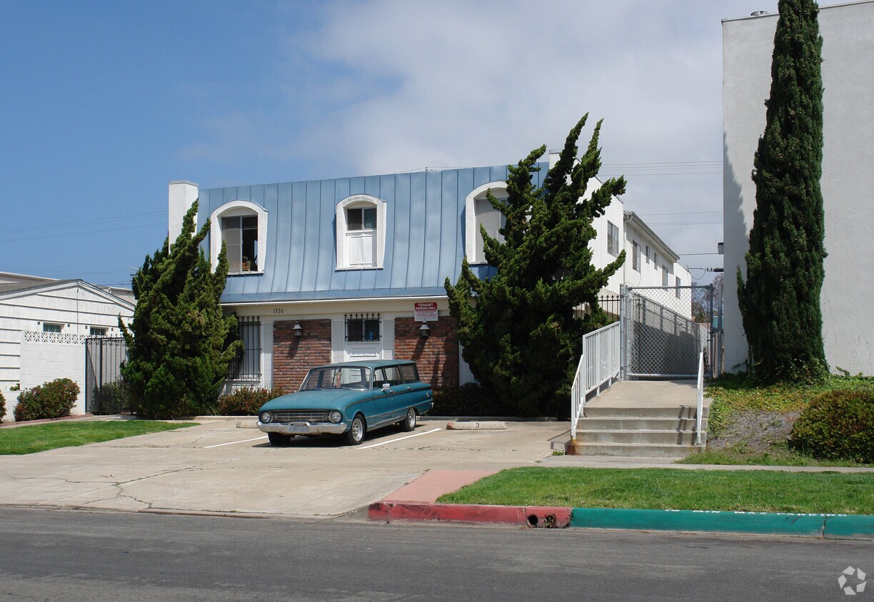 Primary Photo - 1320 Felspar St