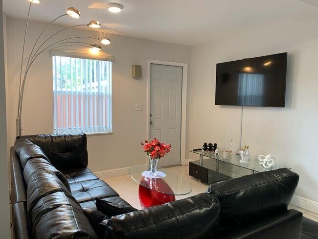 Foto del edificio - 372 NE 162nd St