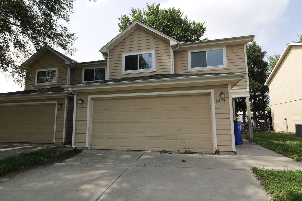 Primary Photo - 2401-2403 Deerfield
