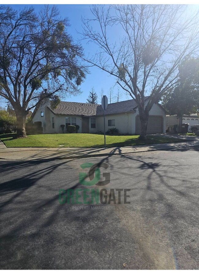 Building Photo - Beautiful Modesto 3 BEDROOM 2 BATH CORNER ...