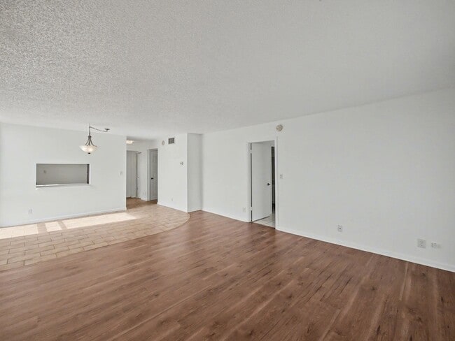 Building Photo - 4800 Bayview Dr