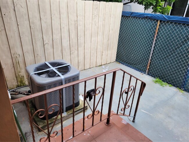 Building Photo - 1832 Monroe St