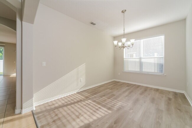 Foto del edificio - 2041 The Oaks Blvd