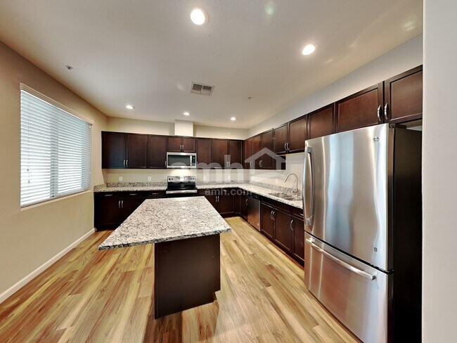Foto del edificio - 20690 W Stone Hill Rd