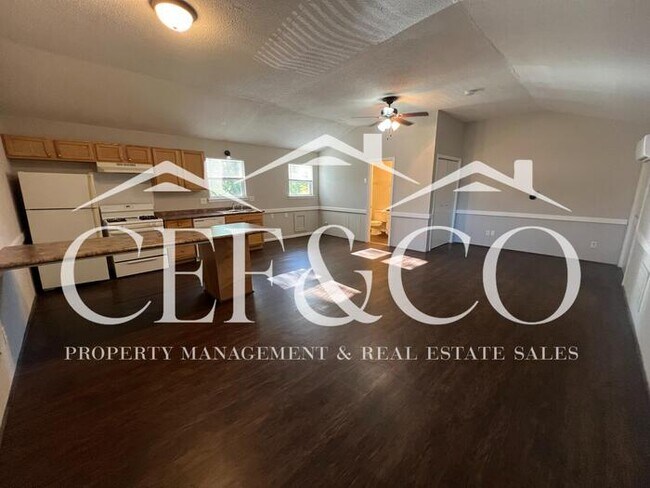 Building Photo - Upstairs Studio apartment available in Spa...