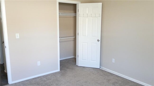 Building Photo - 905 SW Loudon Dr