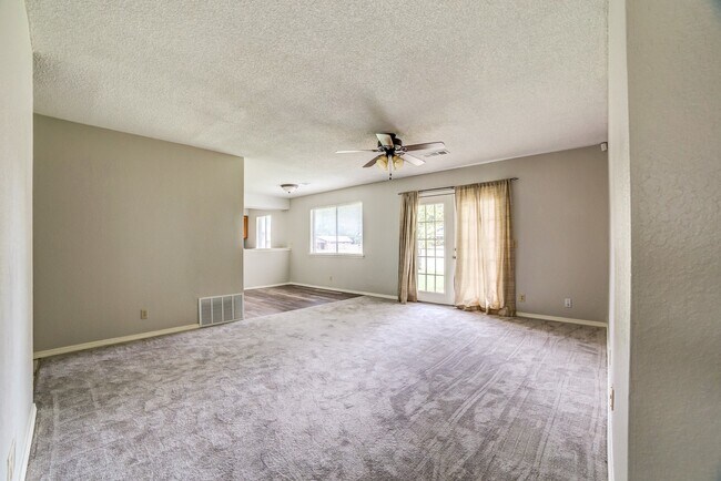 Foto del edificio - Beautiful 3 bedroom, 1.5 bath near downtow...