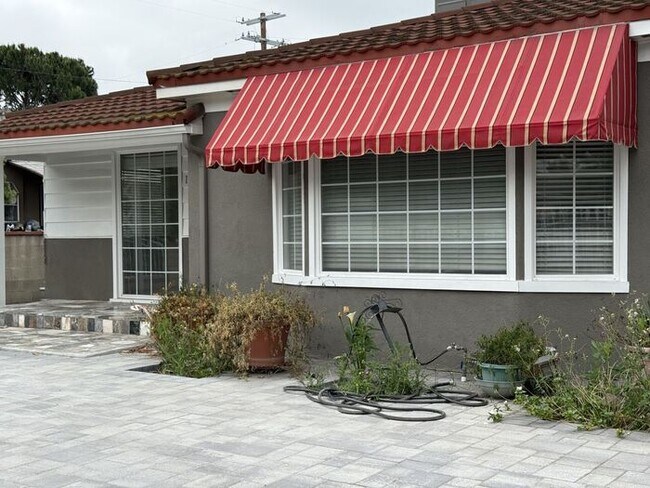 Foto del edificio - Coming Soon and Ready For a June 15th Move...