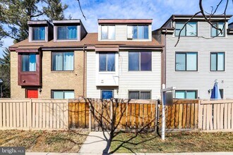 Building Photo - 9930 Brookridge Ct