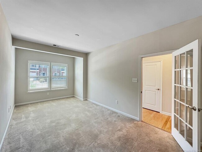 Foto del edificio - 402 Lewis Burwell Pl