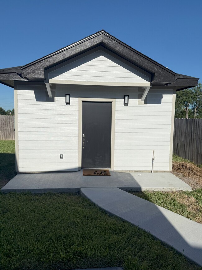 Exterior Front View - 5712 Abbey Ct