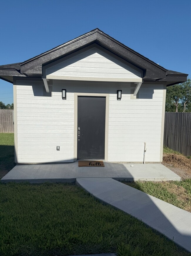 Exterior Front View - 5712 Abbey Ct